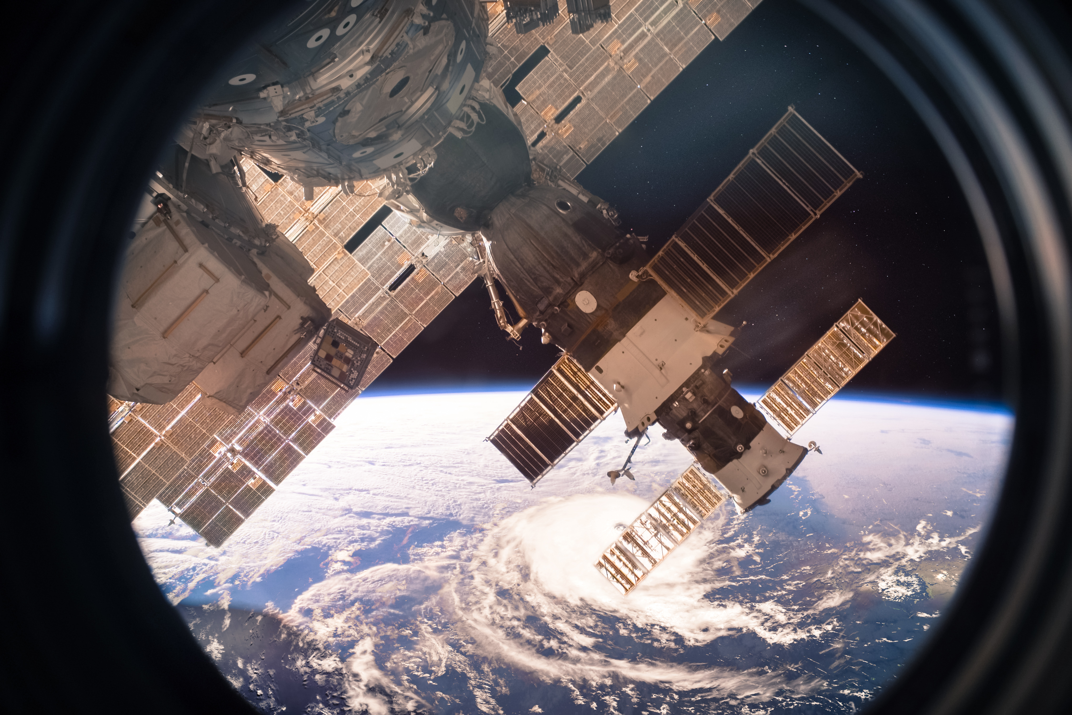 Станция Мкс В Космосе Фото